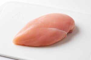 鶏肉が臭いのは腐ってる？安全な判断基準と見分け方