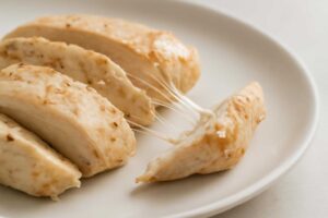 サラダチキンが糸引く原因は？食べても大丈夫な理由と見分け方