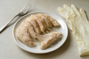 サラダチキンにぬめりがあって糸引くのは危険？食べられるか見分けるポイントと対処法