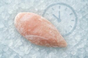 鶏肉は冷凍なら消費期限切れでも食べられる?判断の目安と注意点をわかりやすく解説