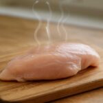 鶏肉の変な匂いは加熱すれば大丈夫？食べてはいけないサインをわかりやすく解説